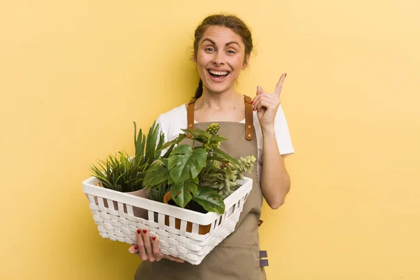 アイデアを実現した後に幸せと興奮の天才のように感じる若いきれいな女性 植物の概念 — ストック写真