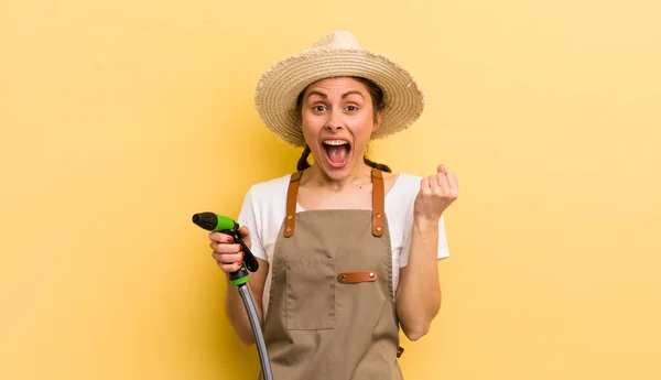 Jonge Mooie Vrouw Voelt Zich Geschokt Lacht Viert Succes Garderobe — Stockfoto