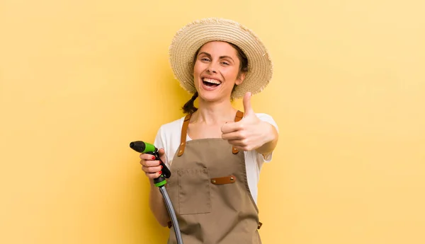 Jonge Mooie Vrouw Die Zich Trots Voelt Positief Lachend Met — Stockfoto