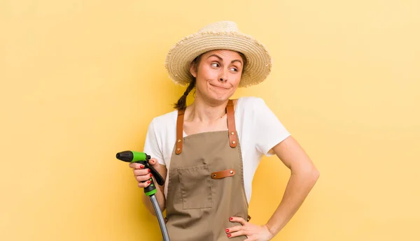 Jonge Mooie Vrouw Shrugging Zich Verward Onzeker Voelen Garderobe Concept — Stockfoto