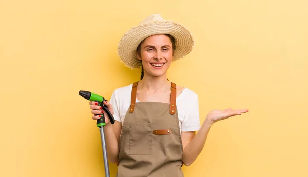 Jonge Mooie Vrouw Die Vrolijk Lacht Zich Gelukkig Voelt Een — Stockfoto