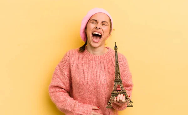 Uma Jovem Mulher Bonita Rir Uma Piada Hilariante Conceito Paris — Fotografia de Stock