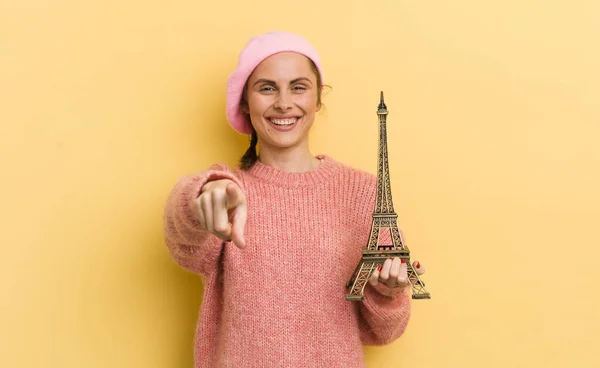 Młoda Ładna Kobieta Celująca Kamerę Wybierająca Ciebie Koncepcja Paryska — Zdjęcie stockowe