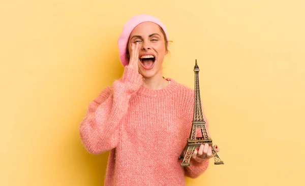 Ung Vacker Kvinna Känner Sig Lycklig Ger Ett Stort Rop — Stockfoto