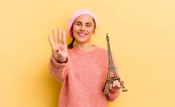 Молода Красива Жінка Посміхається Виглядає Доброзичливою Показуючи Четверту Паризька Концепція — стокове фото