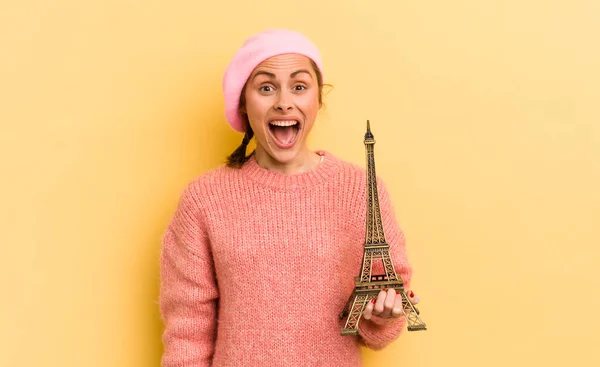 Młoda Ładna Kobieta Wyglądająca Szczęśliwą Mile Zaskoczoną Koncepcja Paryska — Zdjęcie stockowe