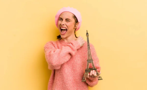 Jovem Mulher Bonita Sentindo Feliz Enfrentando Desafio Celebrando Conceito Paris — Fotografia de Stock