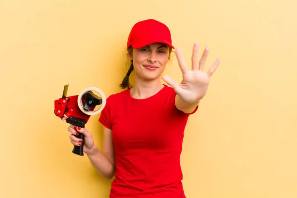 Junge Hübsche Frau Die Freundlich Lächelt Und Nummer Fünf Zeigt — Stockfoto