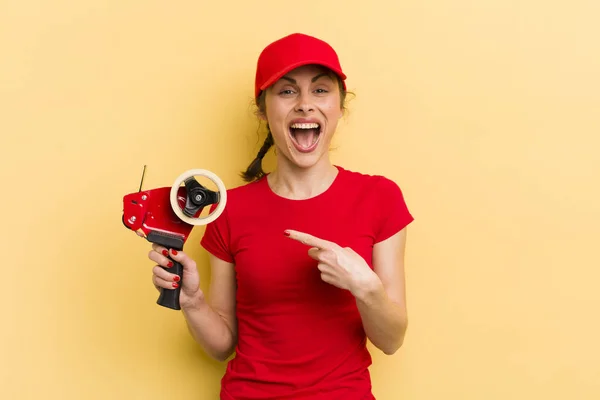 Junge Hübsche Frau Die Aufgeregt Und Überrascht Zur Seite Zeigt — Stockfoto