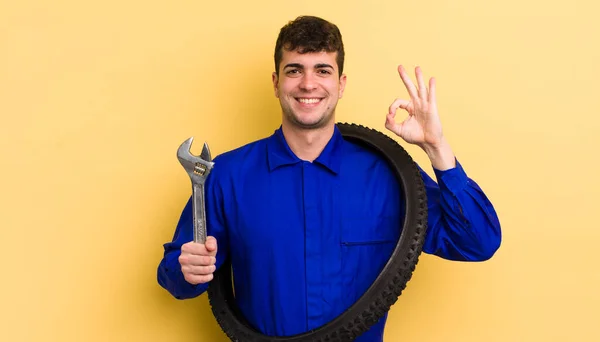 若いハンサムな男は幸せを感じ 良いジェスチャーで承認を示します 自転車修理工のコンセプト — ストック写真