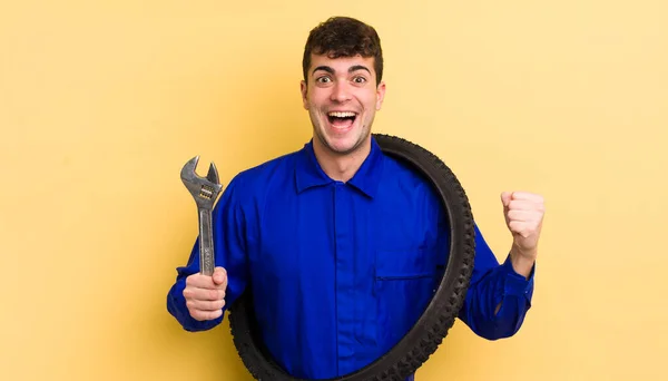 Der Junge Gut Aussehende Mann Ist Schockiert Lacht Und Feiert — Stockfoto