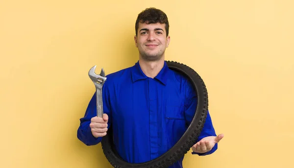 Junger Gutaussehender Mann Lächelt Glücklich Freundlich Und Bietet Und Zeigt — Stockfoto