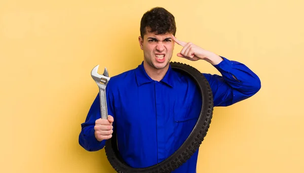 Junger Gutaussehender Mann Der Sich Verwirrt Und Verwirrt Fühlt Und — Stockfoto