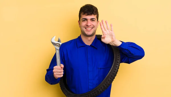 Junger Gutaussehender Mann Der Freundlich Lächelt Und Nummer Vier Zeigt — Stockfoto