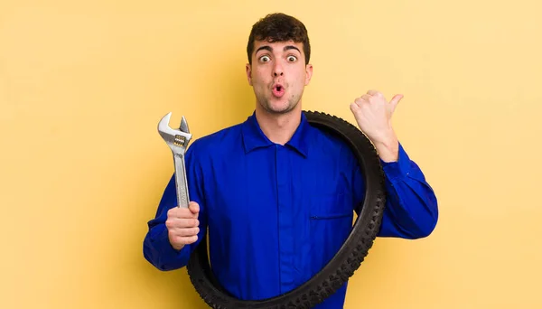 Young Handsome Man Looking Astonished Disbelief Bike Repairman Concept — Stock Photo, Image