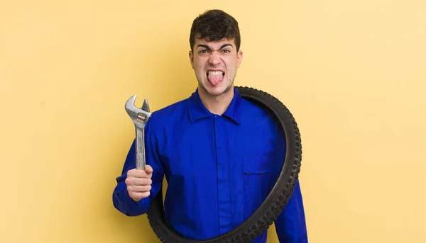 Joven Hombre Guapo Sintiéndose Disgustado Irritado Lengua Hacia Fuera Concepto — Foto de Stock