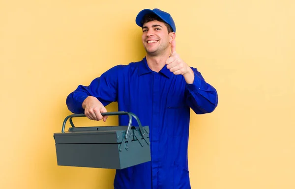 Jovem Homem Bonito Sentindo Orgulhoso Sorrindo Positivamente Com Polegares Para — Fotografia de Stock