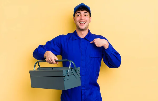 Joven Guapo Hombre Sintiéndose Feliz Apuntando Mismo Con Emocionado Concepto —  Fotos de Stock