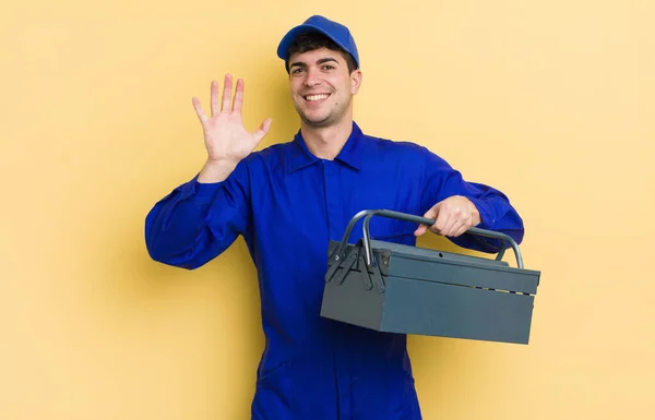 Jonge Knappe Man Glimlachend Zwaaiend Met Hand Verwelkomend Groetend Loodgieter — Stockfoto