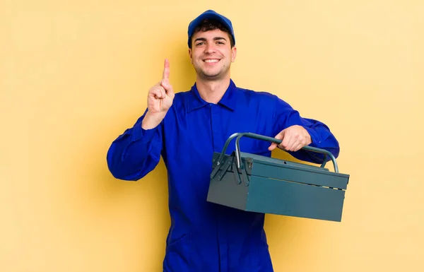 Jonge Knappe Man Glimlachend Vriendelijk Toont Nummer Één Loodgieter Concept — Stockfoto