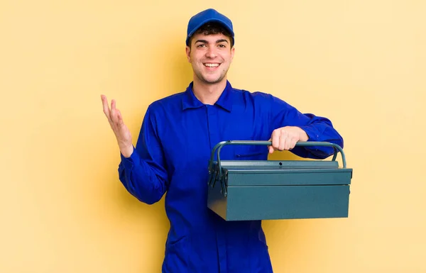 Ung Stilig Man Känner Sig Glad Förvånad Över Att Inse — Stockfoto