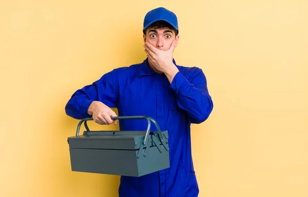 Ung Stilig Man Täcker Munnen Med Händerna Med Chock Rörmokerkonceptet — Stockfoto