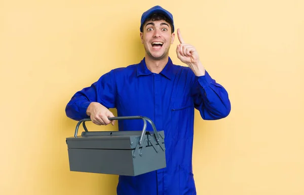 Jovem Homem Bonito Sentindo Como Gênio Feliz Animado Depois Perceber — Fotografia de Stock