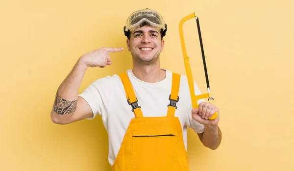 Jovem Bonito Homem Sorrindo Confiantemente Apontando Para Próprio Sorriso Largo — Fotografia de Stock