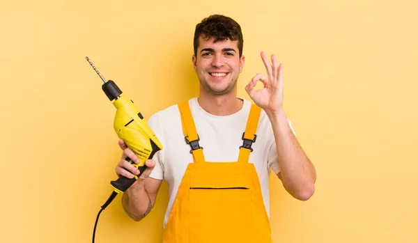 Jovem Bonito Homem Sentindo Feliz Mostrando Aprovação Com Gesto Handyman — Fotografia de Stock