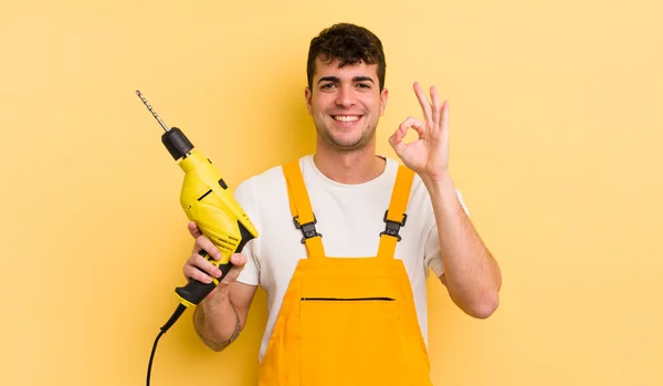 Jonge Knappe Man Voelt Zich Gelukkig Toont Goedkeuring Met Een — Stockfoto