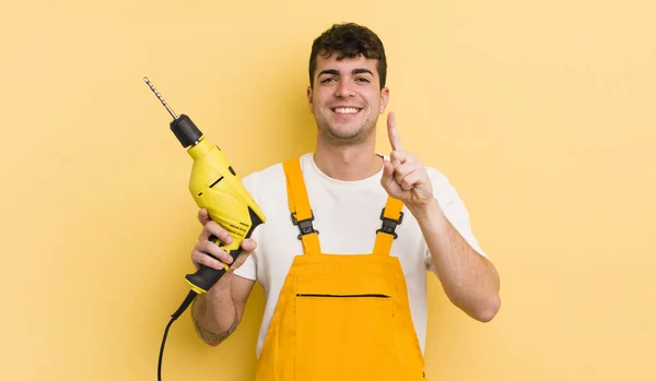 Jovem Bonito Homem Sorrindo Orgulhosamente Confiantemente Fazendo Número Handyman Conceito — Fotografia de Stock