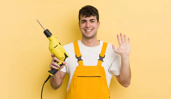 Jonge Knappe Man Glimlachend Zwaaiend Met Hand Verwelkomend Groetend Klusjesman — Stockfoto