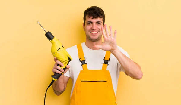Jovem Bonito Homem Sorrindo Olhando Amigável Mostrando Número Cinco Handyman — Fotografia de Stock