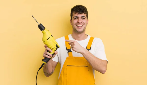 Jovem Bonito Homem Olhando Animado Surpreso Apontando Para Lado Handyman — Fotografia de Stock