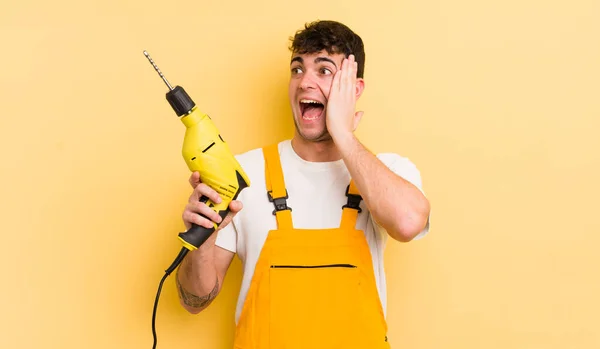 Jovem Homem Bonito Sentindo Feliz Animado Surpreso Handyman Conceito Broca — Fotografia de Stock