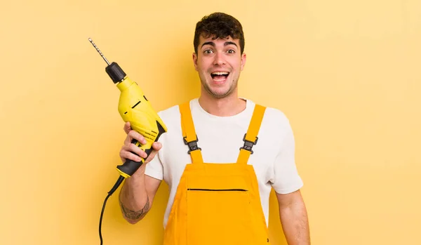 Jovem Homem Bonito Que Parece Feliz Agradavelmente Surpreso Handyman Conceito — Fotografia de Stock