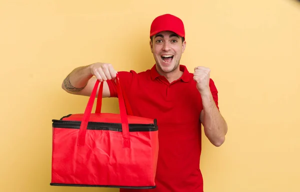 Ung Stilig Man Känner Chockad Skrattar Och Firar Framgång Pizzakurirkoncept — Stockfoto