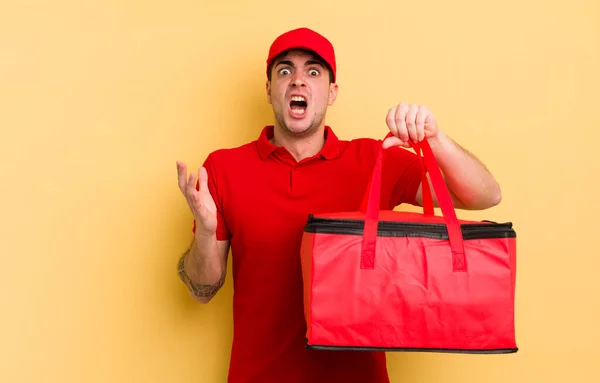 Joven Hombre Guapo Buscando Desesperado Frustrado Estresado Concepto Mensajero Pizza —  Fotos de Stock