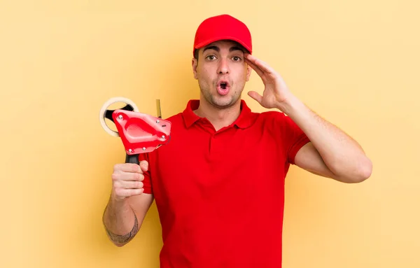 Joven Hombre Guapo Buscando Feliz Asombrado Sorprendido Concepto Envasador — Foto de Stock