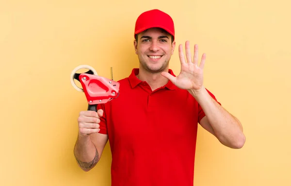 Joven Hombre Guapo Sonriendo Buscando Amigable Mostrando Número Cinco Concepto — Foto de Stock