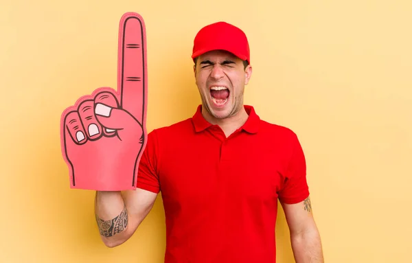 Jovem Homem Bonito Gritando Agressivamente Parecendo Muito Irritado Conceito Mão — Fotografia de Stock