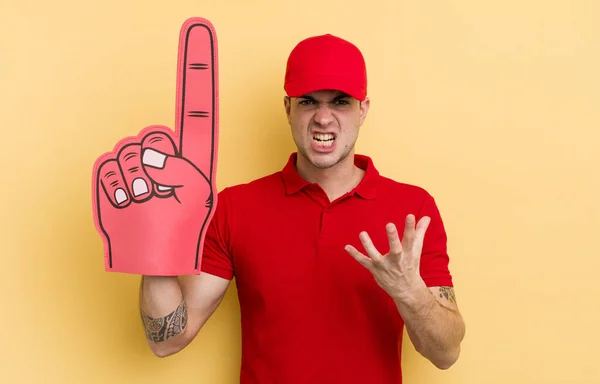 Joven Hombre Guapo Buscando Enojado Molesto Frustrado Concepto Mano Número — Foto de Stock