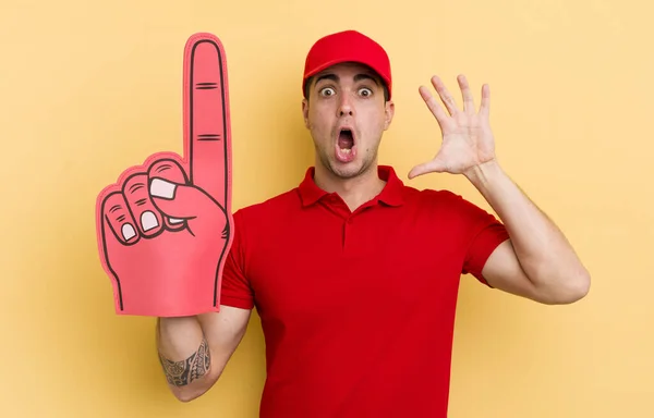 Jovem Bonito Homem Gritando Com Mãos Conceito Mão Número — Fotografia de Stock
