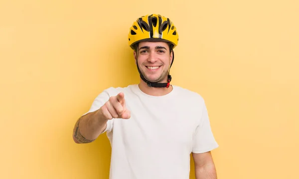 Jeune Homme Beau Pointant Vers Caméra Vous Choisissant Concept Vélo — Photo