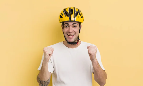 Joven Hombre Guapo Sentirse Sorprendido Riendo Celebrando Éxito Concepto Bicicleta —  Fotos de Stock