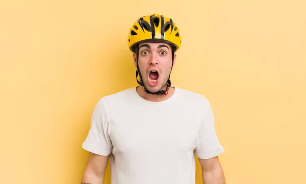Ung Stilig Man Ser Mycket Chockad Eller Förvånad Cykelkoncept — Stockfoto