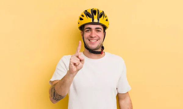 Jovem Bonito Homem Sorrindo Orgulhosamente Confiantemente Fazendo Número Conceito Bicicleta — Fotografia de Stock