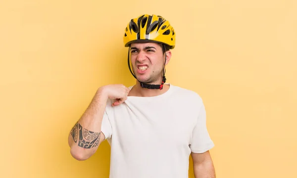 Joven Hombre Guapo Sentirse Estresado Ansioso Cansado Frustrado Concepto Bicicleta —  Fotos de Stock