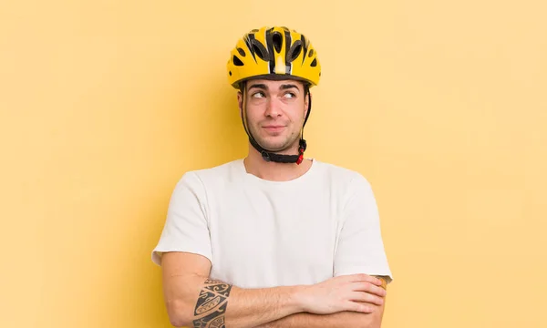 Jovem Homem Bonito Encolhendo Ombros Sentindo Confuso Incerto Conceito Bicicleta — Fotografia de Stock