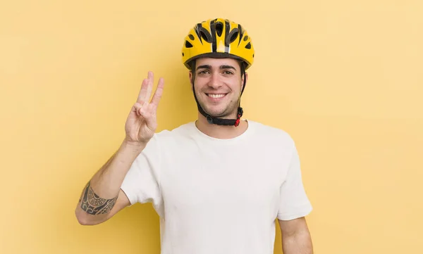 年轻英俊的男人面带微笑 看上去很友善 表现出第三位 自行车概念 — 图库照片